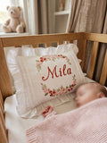 Flockenherz® Personalisierter Kissenbezug fürs Kinderzimmer (30 x 40 cm) aus Bio-Baumwoll-Satin mit Verstecktem Reißverschluss – Handgestickter Namen-Kissenbezug mit Blumenmotiv