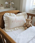 Flockenherz® Personalisierter Kissenbezug fürs Kinderzimmer (30 x 40 cm) aus Bio-Baumwoll-Satin mit Verstecktem Reißverschluss – Handgestickter Namen-Kissenbezug mit Blumenmotiv