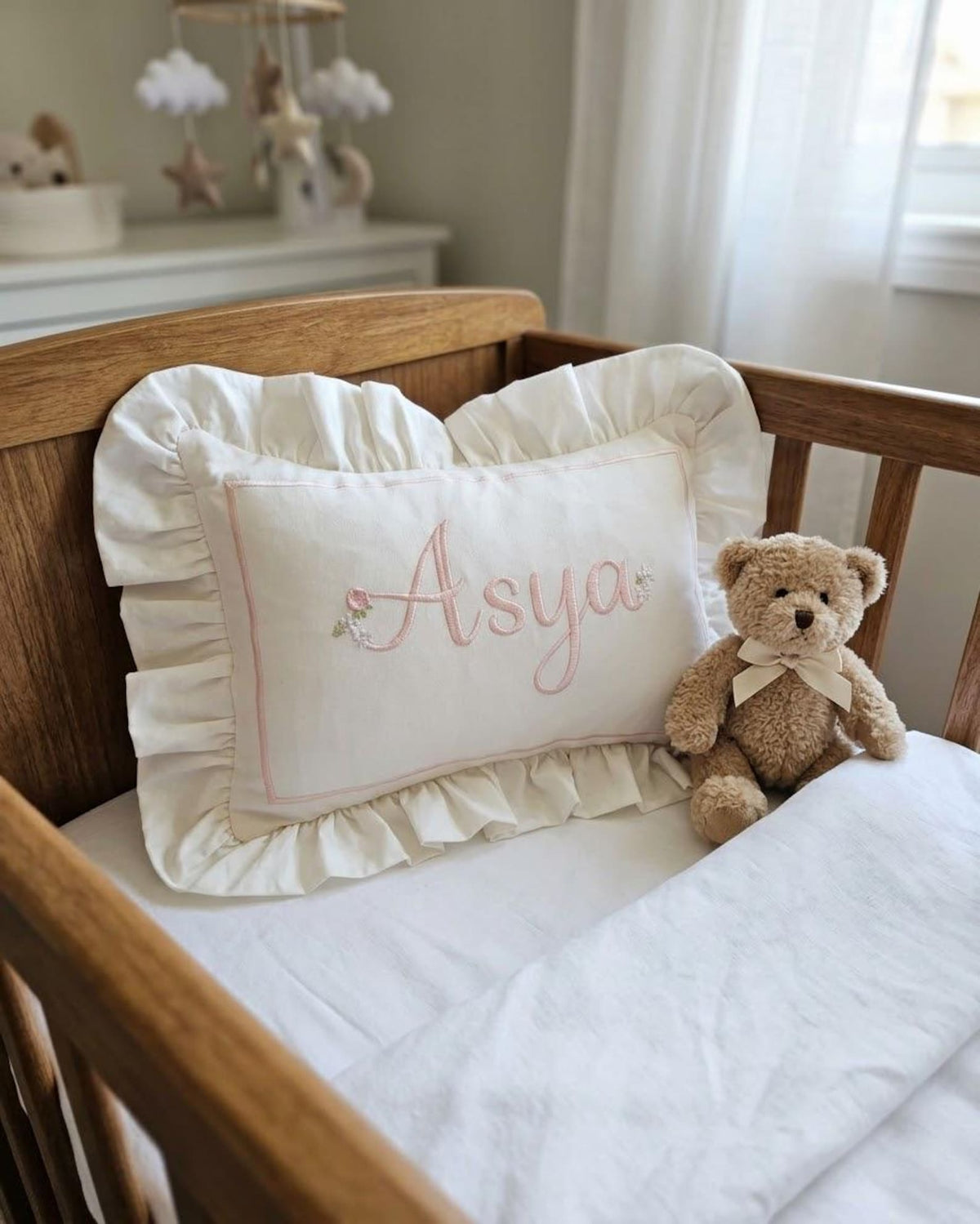Flockenherz® Personalisierter Kissenbezug fürs Kinderzimmer (30 x 40 cm) aus Bio-Baumwoll-Satin mit Verstecktem Reißverschluss – Handgestickter Namen-Kissenbezug mit Blumenmotiv