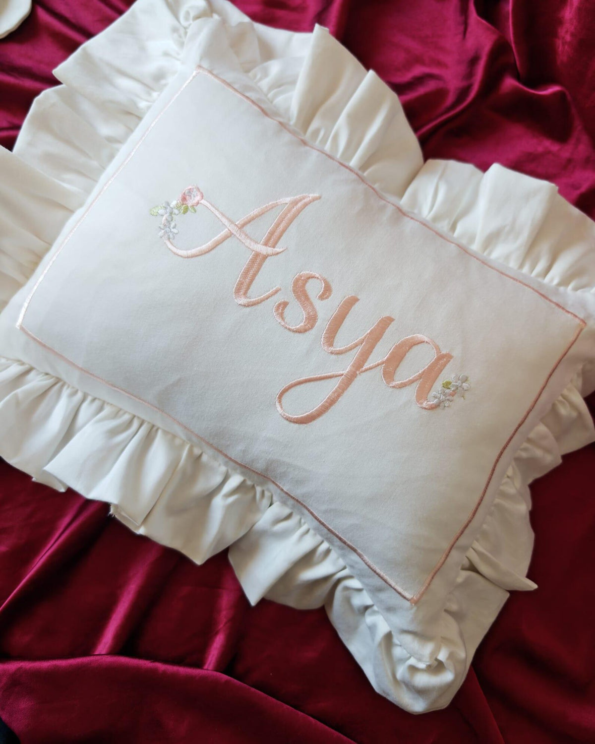 Flockenherz® Personalisierter Kissenbezug fürs Kinderzimmer (30 x 40 cm) aus Bio-Baumwoll-Satin mit Verstecktem Reißverschluss – Handgestickter Namen-Kissenbezug mit Blumenmotiv
