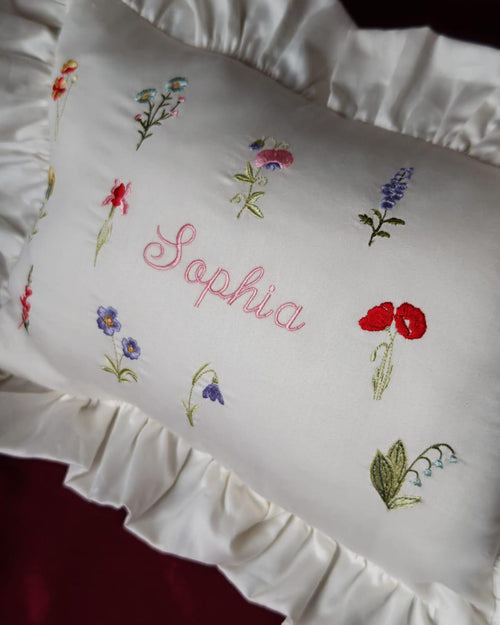 Flockenherz® Personalisierter Kissenbezug fürs Kinderzimmer (30 x 40 cm) aus Bio-Baumwoll-Satin mit Verstecktem Reißverschluss – Handgestickter Namen-Kissenbezug mit Blumenmotiv