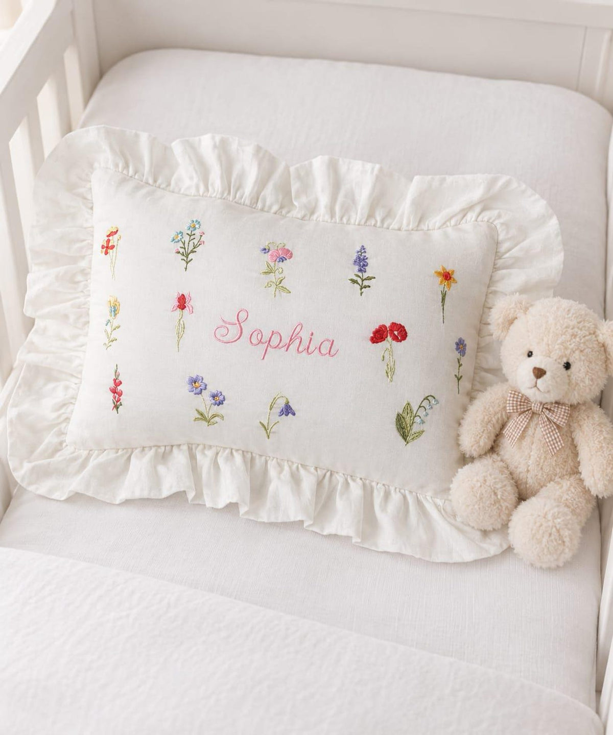 Flockenherz® Personalisierter Kissenbezug fürs Kinderzimmer (30 x 40 cm) aus Bio-Baumwoll-Satin mit Verstecktem Reißverschluss – Handgestickter Namen-Kissenbezug mit Blumenmotiv