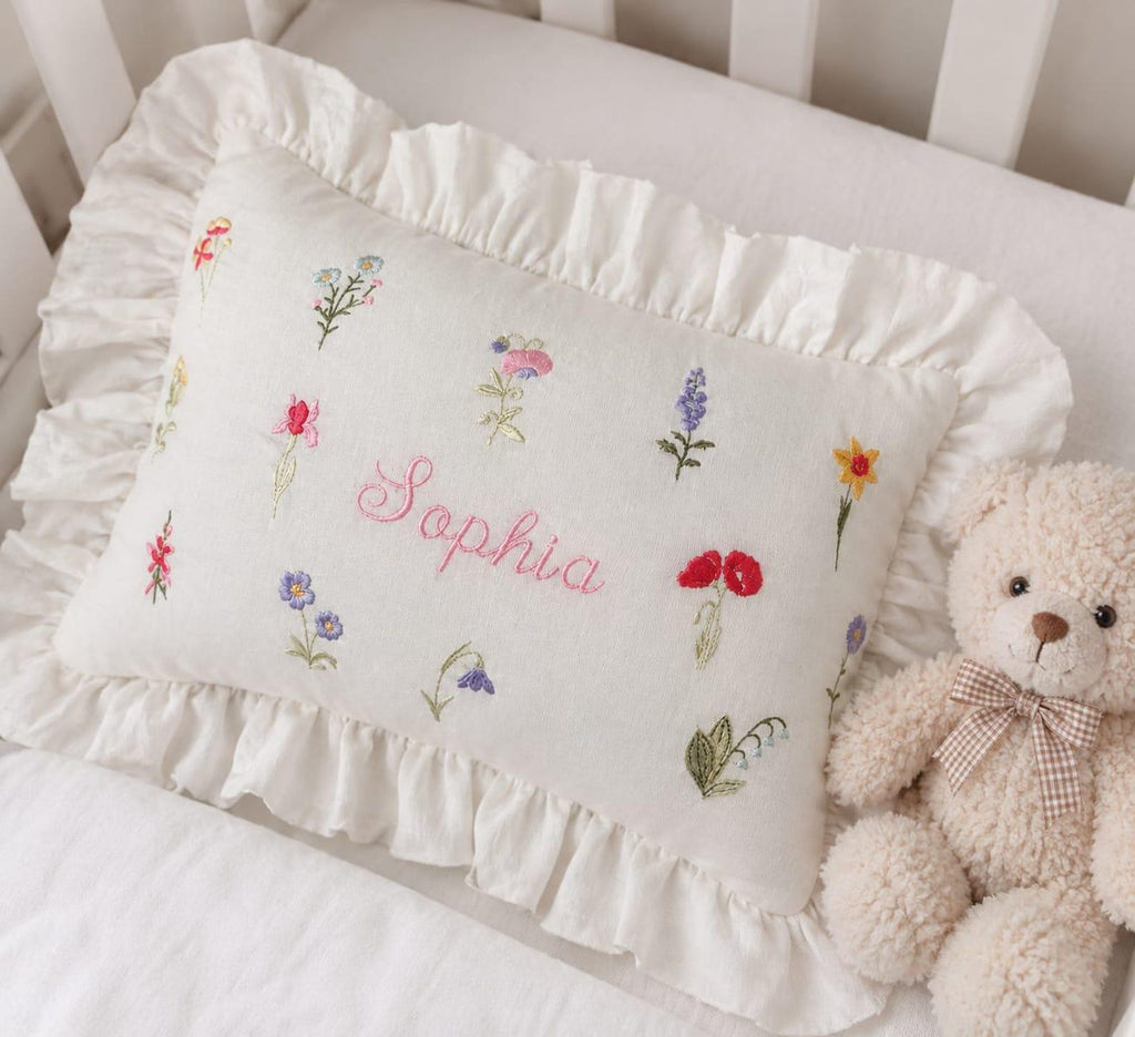 Flockenherz® Personalisierter Kissenbezug fürs Kinderzimmer (30 x 40 cm) aus Bio-Baumwoll-Satin mit Verstecktem Reißverschluss – Handgestickter Namen-Kissenbezug mit Blumenmotiv