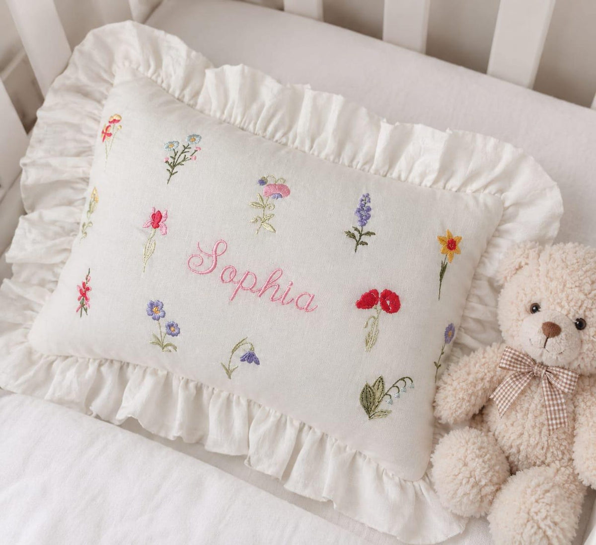 Flockenherz® Personalisierter Kissenbezug fürs Kinderzimmer (30 x 40 cm) aus Bio-Baumwoll-Satin mit Verstecktem Reißverschluss – Handgestickter Namen-Kissenbezug mit Blumenmotiv