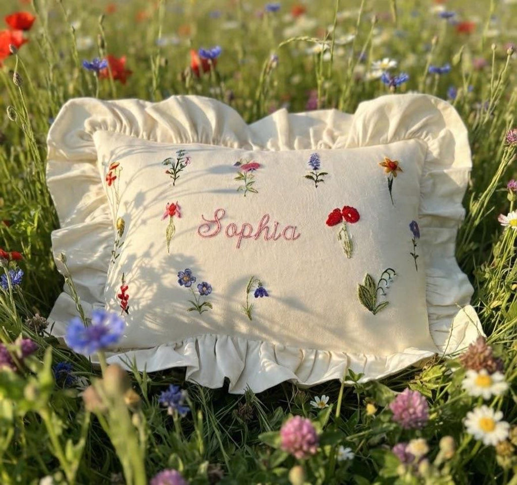Flockenherz® Personalisierter Kissenbezug fürs Kinderzimmer (30 x 40 cm) aus Bio-Baumwoll-Satin mit Verstecktem Reißverschluss – Handgestickter Namen-Kissenbezug mit Blumenmotiv