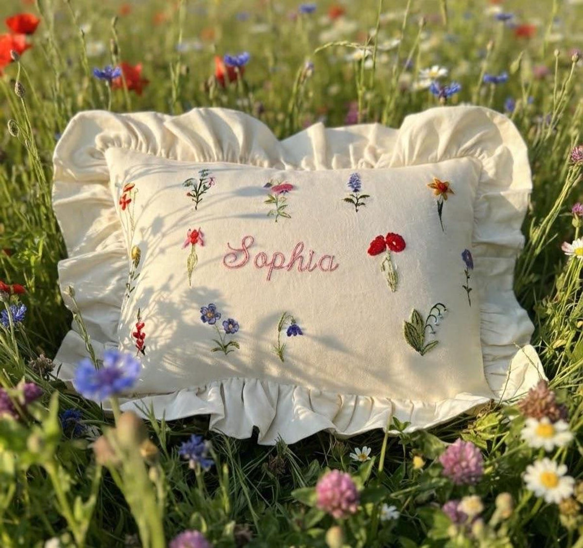 Flockenherz® Personalisierter Kissenbezug fürs Kinderzimmer (30 x 40 cm) aus Bio-Baumwoll-Satin mit Verstecktem Reißverschluss – Handgestickter Namen-Kissenbezug mit Blumenmotiv