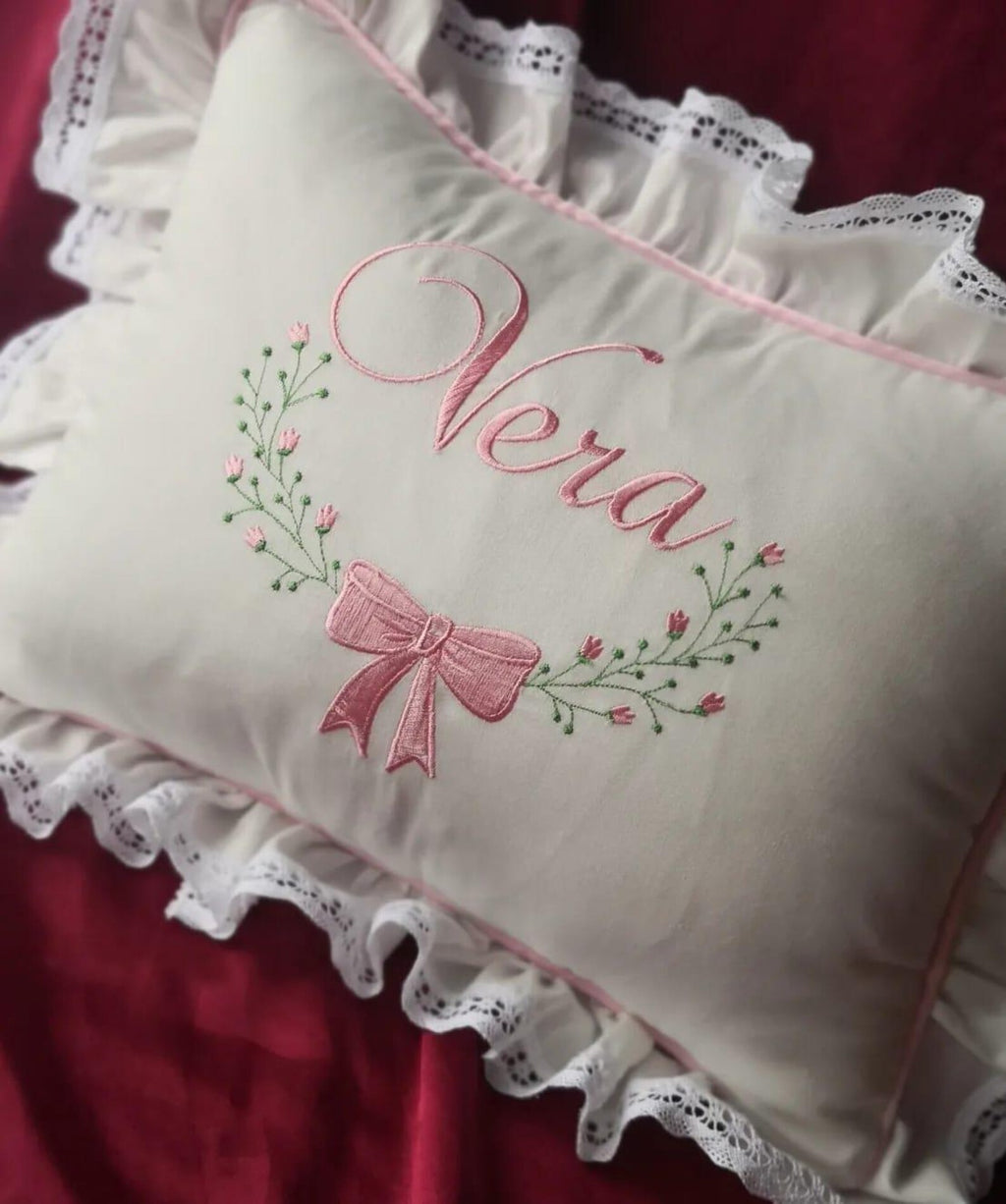 Flockenherz® Personalisierter Kissenbezug fürs Kinderzimmer (30 x 40 cm) aus Bio-Baumwoll-Satin mit Verstecktem Reißverschluss – Handgestickter Namen-Kissenbezug mit Blumenmotiv