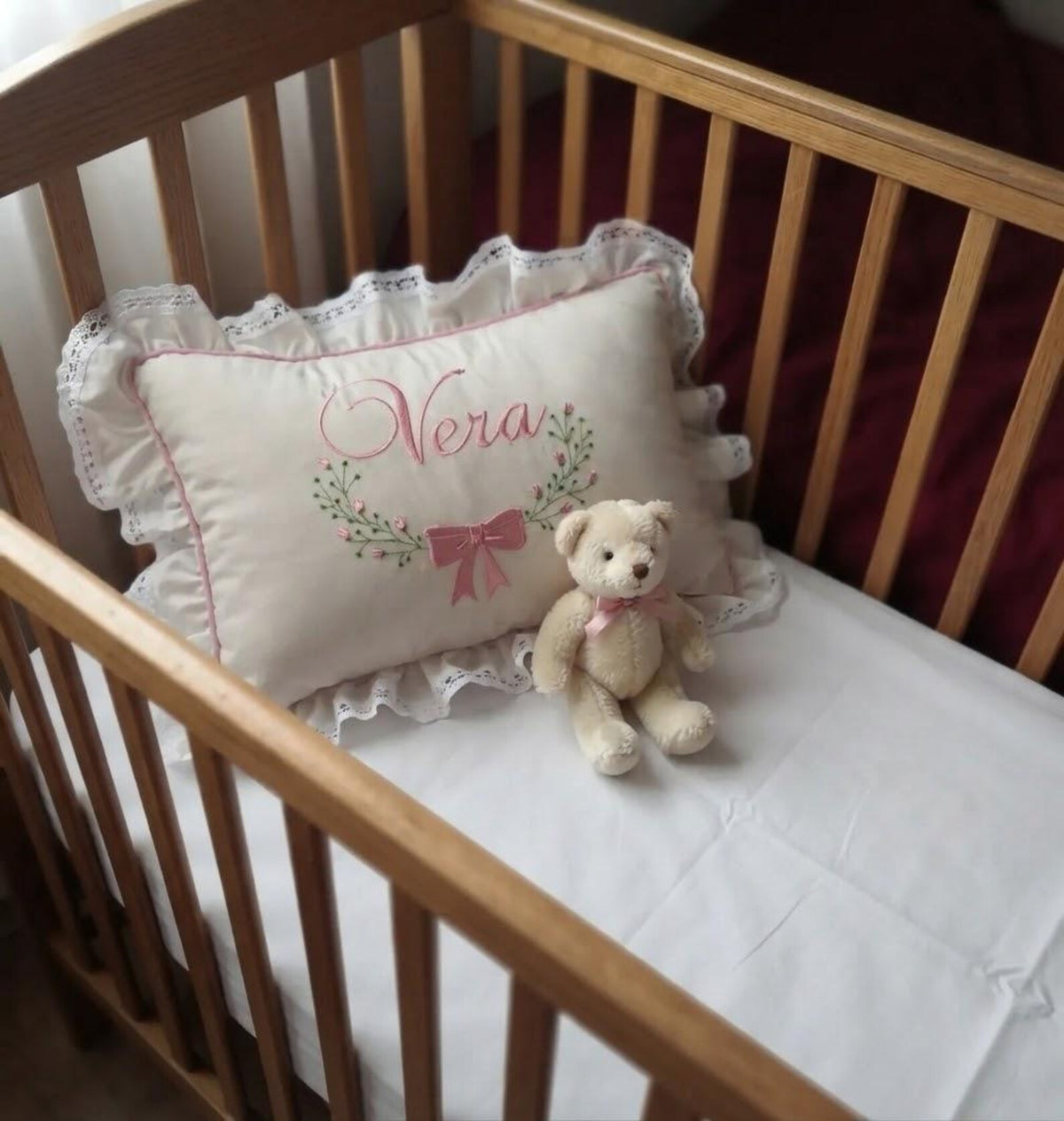Flockenherz® Personalisierter Kissenbezug fürs Kinderzimmer (30 x 40 cm) aus Bio-Baumwoll-Satin mit Verstecktem Reißverschluss – Handgestickter Namen-Kissenbezug mit Blumenmotiv