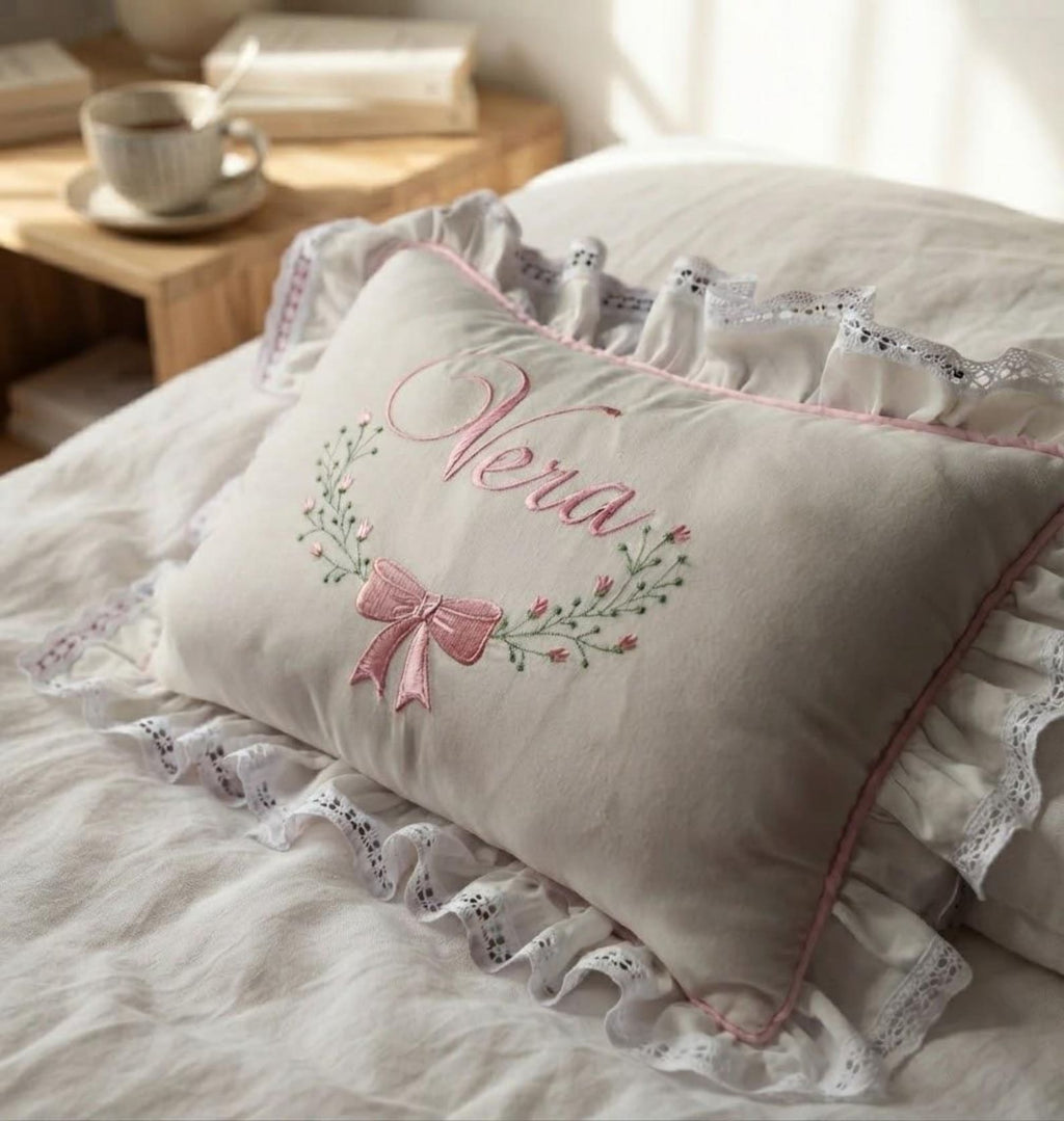 Flockenherz® Personalisierter Kissenbezug fürs Kinderzimmer (30 x 40 cm) aus Bio-Baumwoll-Satin mit Verstecktem Reißverschluss – Handgestickter Namen-Kissenbezug mit Blumenmotiv