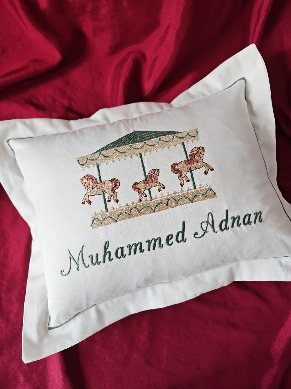 Flockenherz® Personalisierter Kissenbezug fürs Kinderzimmer (30 x 40 cm) aus Bio-Baumwoll-Satin – Handgestickter Namen-Kissenbezug mit Blumenmotiv