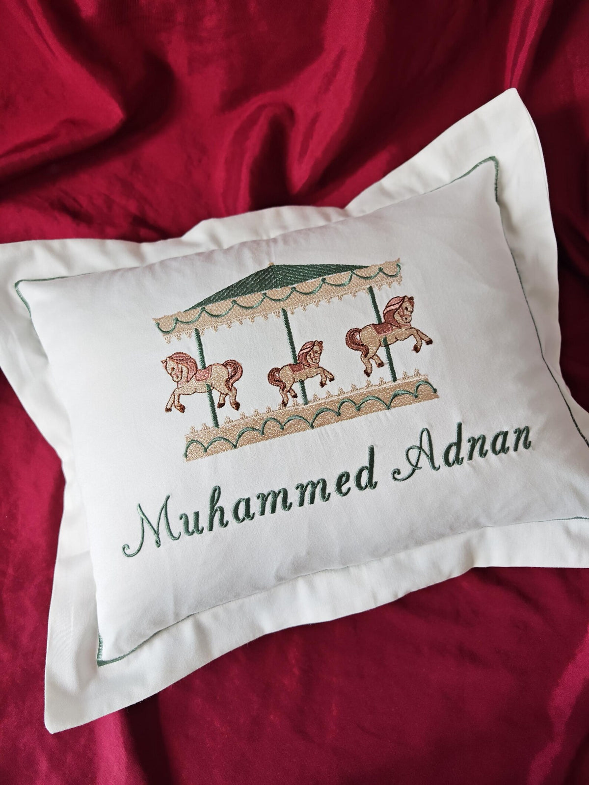 Flockenherz® Personalisierter Kissenbezug fürs Kinderzimmer (30 x 40 cm) aus Bio-Baumwoll-Satin – Handgestickter Namen-Kissenbezug mit Blumenmotiv