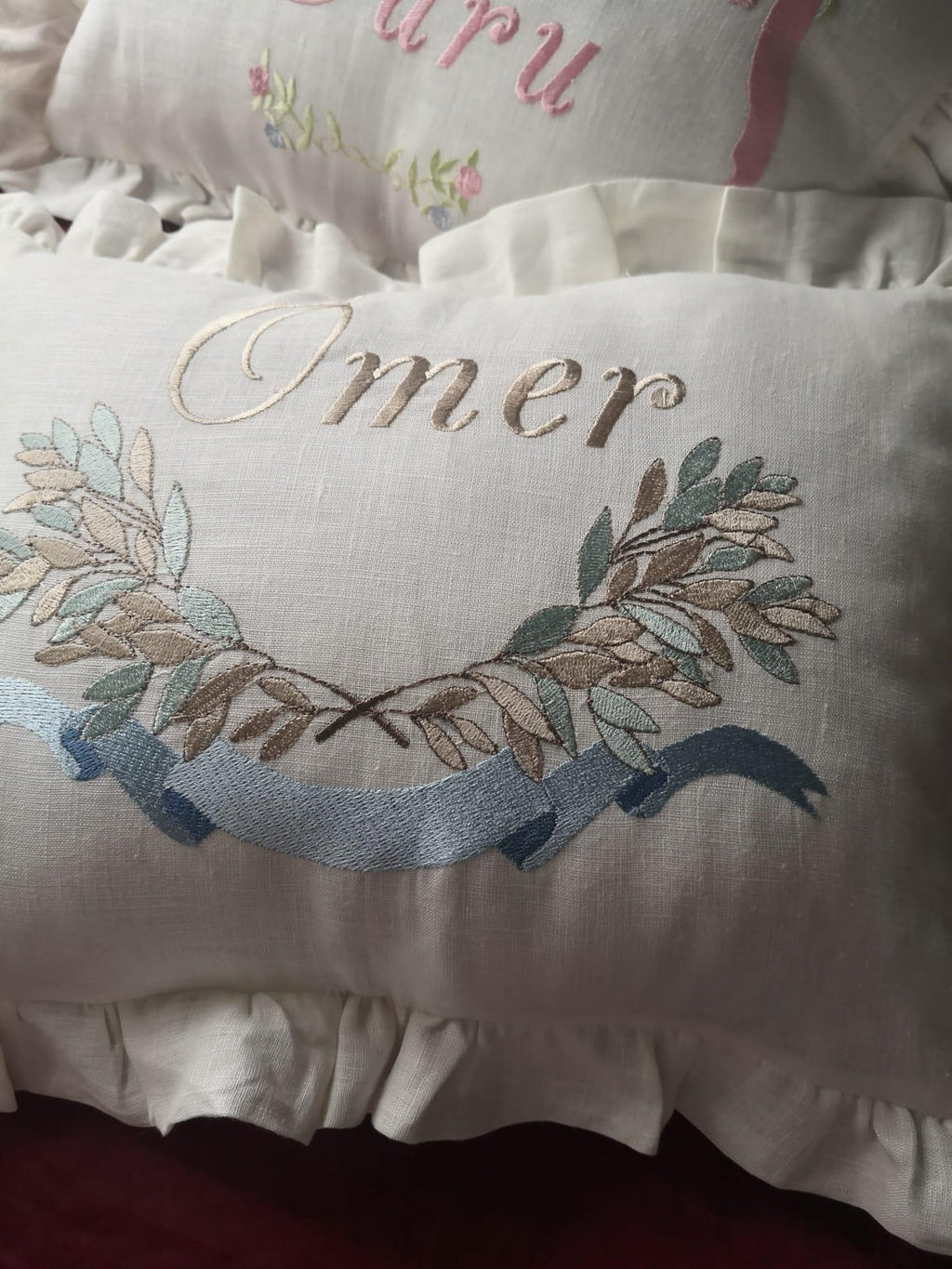 Flockenherz® Personalisierter Kissenbezug fürs Kinderzimmer (30 x 40 cm) aus Bio-Baumwoll-Satin mit Verstecktem Reißverschluss – Handgestickter Namen-Kissenbezug mit Blumenmotiv