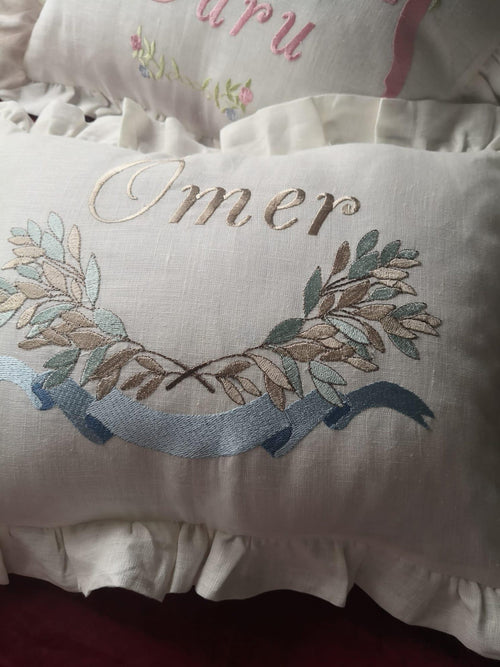 Flockenherz® Personalisierter Kissenbezug fürs Kinderzimmer (30 x 40 cm) aus Bio-Baumwoll-Satin mit Verstecktem Reißverschluss – Handgestickter Namen-Kissenbezug mit Blumenmotiv