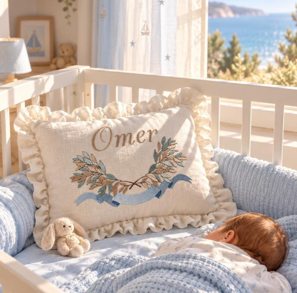 Flockenherz® Personalisierter Kissenbezug fürs Kinderzimmer (30 x 40 cm) aus Bio-Baumwoll-Satin mit Verstecktem Reißverschluss – Handgestickter Namen-Kissenbezug mit Blumenmotiv