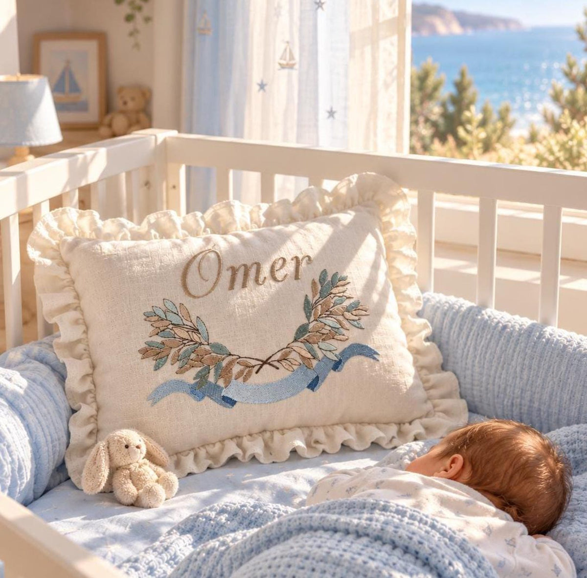 Flockenherz® Personalisierter Kissenbezug fürs Kinderzimmer (30 x 40 cm) aus Bio-Baumwoll-Satin mit Verstecktem Reißverschluss – Handgestickter Namen-Kissenbezug mit Blumenmotiv
