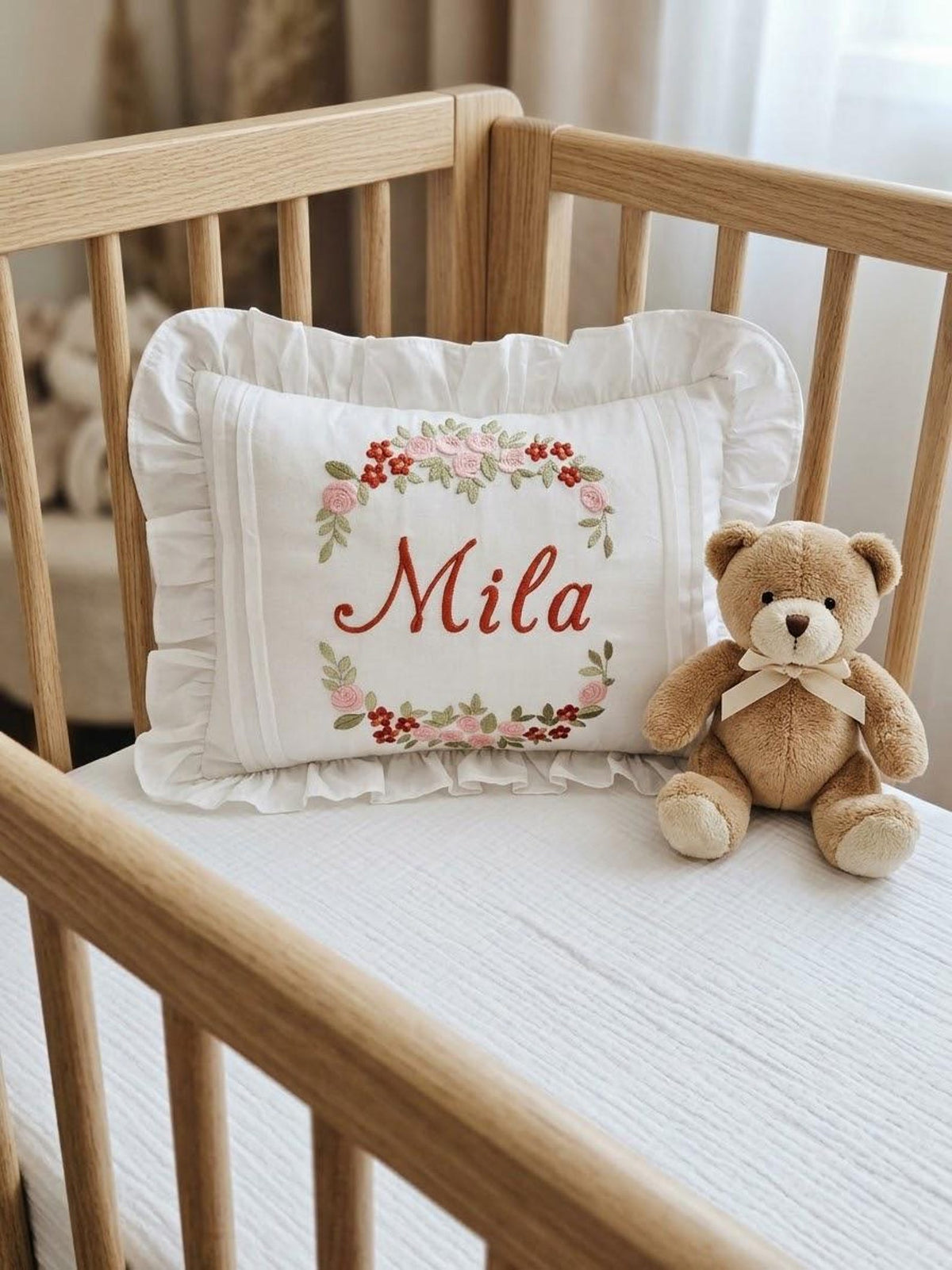 Flockenherz® Personalisierter Kissenbezug fürs Kinderzimmer (30 x 40 cm) aus Bio-Baumwoll-Satin mit Verstecktem Reißverschluss – Handgestickter Namen-Kissenbezug mit Blumenmotiv