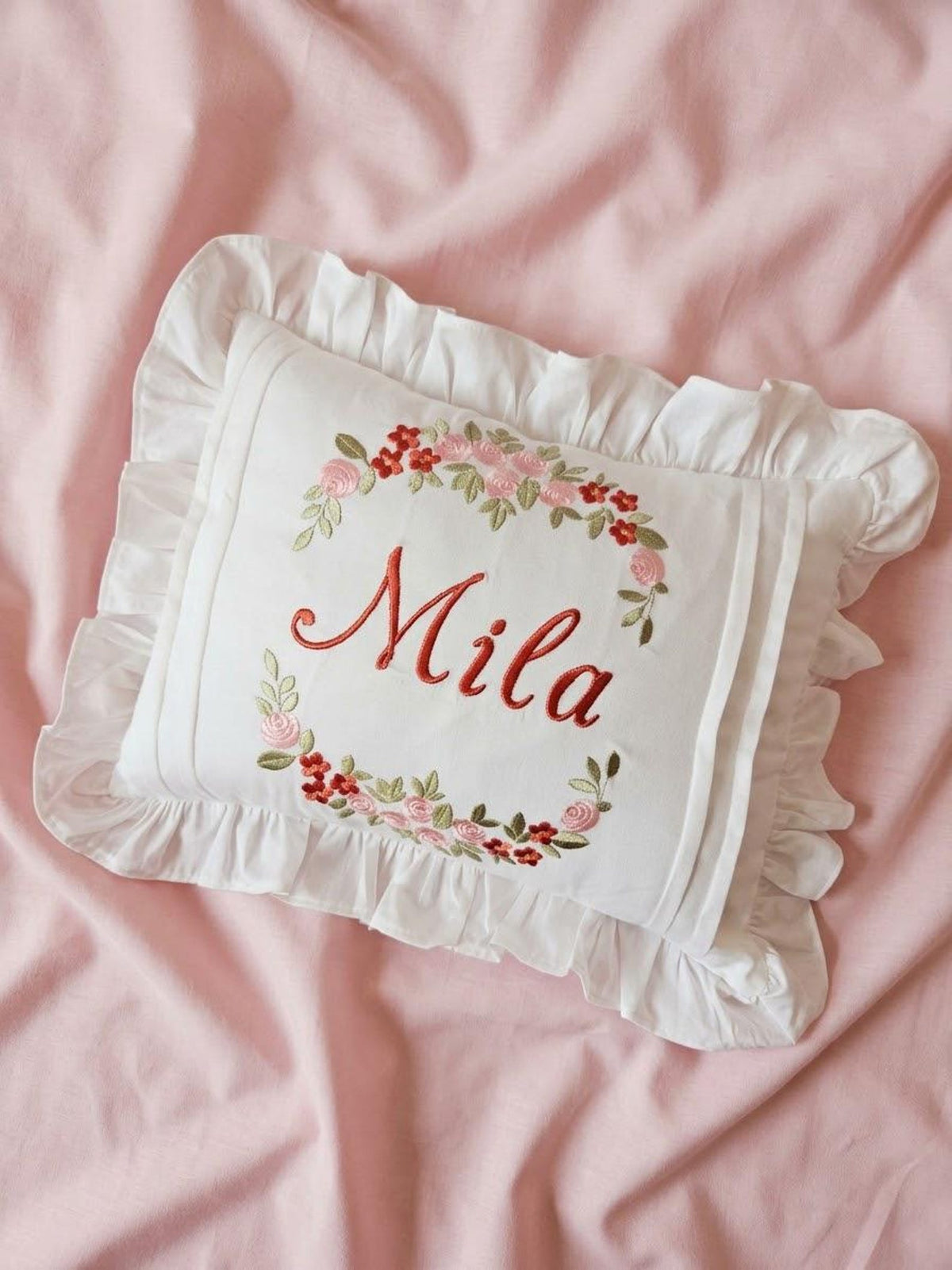 Flockenherz® Personalisierter Kissenbezug fürs Kinderzimmer (30 x 40 cm) aus Bio-Baumwoll-Satin mit Verstecktem Reißverschluss – Handgestickter Namen-Kissenbezug mit Blumenmotiv