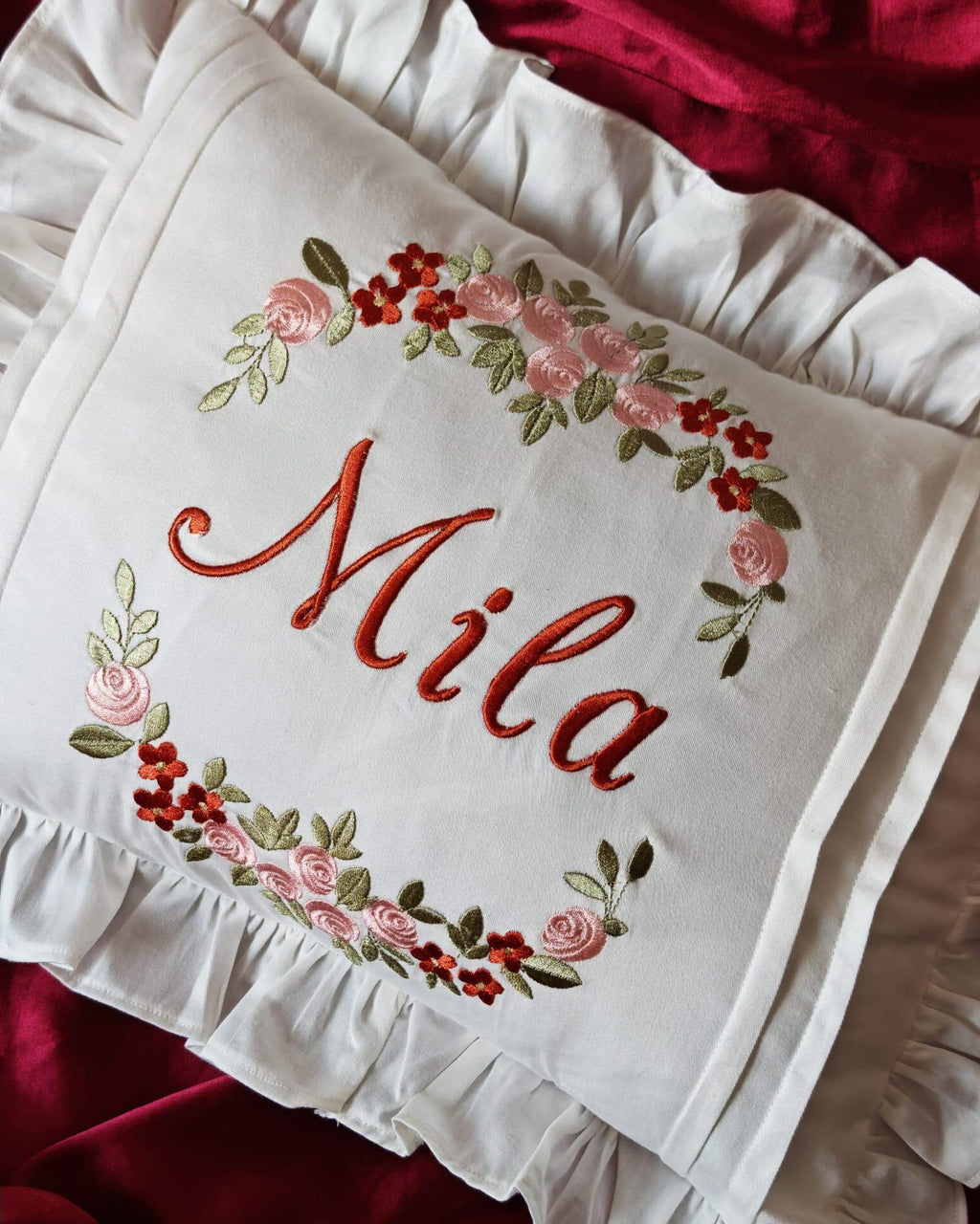 Flockenherz® Personalisierter Kissenbezug fürs Kinderzimmer (30 x 40 cm) aus Bio-Baumwoll-Satin mit Verstecktem Reißverschluss – Handgestickter Namen-Kissenbezug mit Blumenmotiv