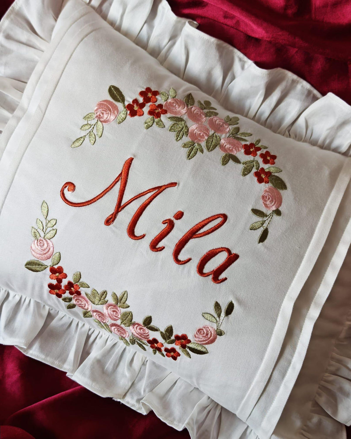 Flockenherz® Personalisierter Kissenbezug fürs Kinderzimmer (30 x 40 cm) aus Bio-Baumwoll-Satin mit Verstecktem Reißverschluss – Handgestickter Namen-Kissenbezug mit Blumenmotiv