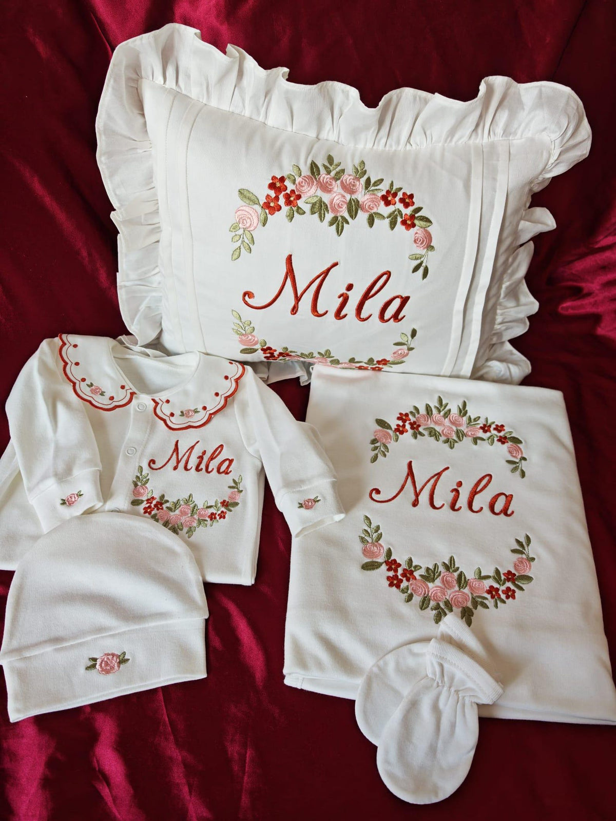 Flockenherz® Personalisierter Kissenbezug fürs Kinderzimmer (30 x 40 cm) aus Bio-Baumwoll-Satin mit Verstecktem Reißverschluss – Handgestickter Namen-Kissenbezug mit Blumenmotiv