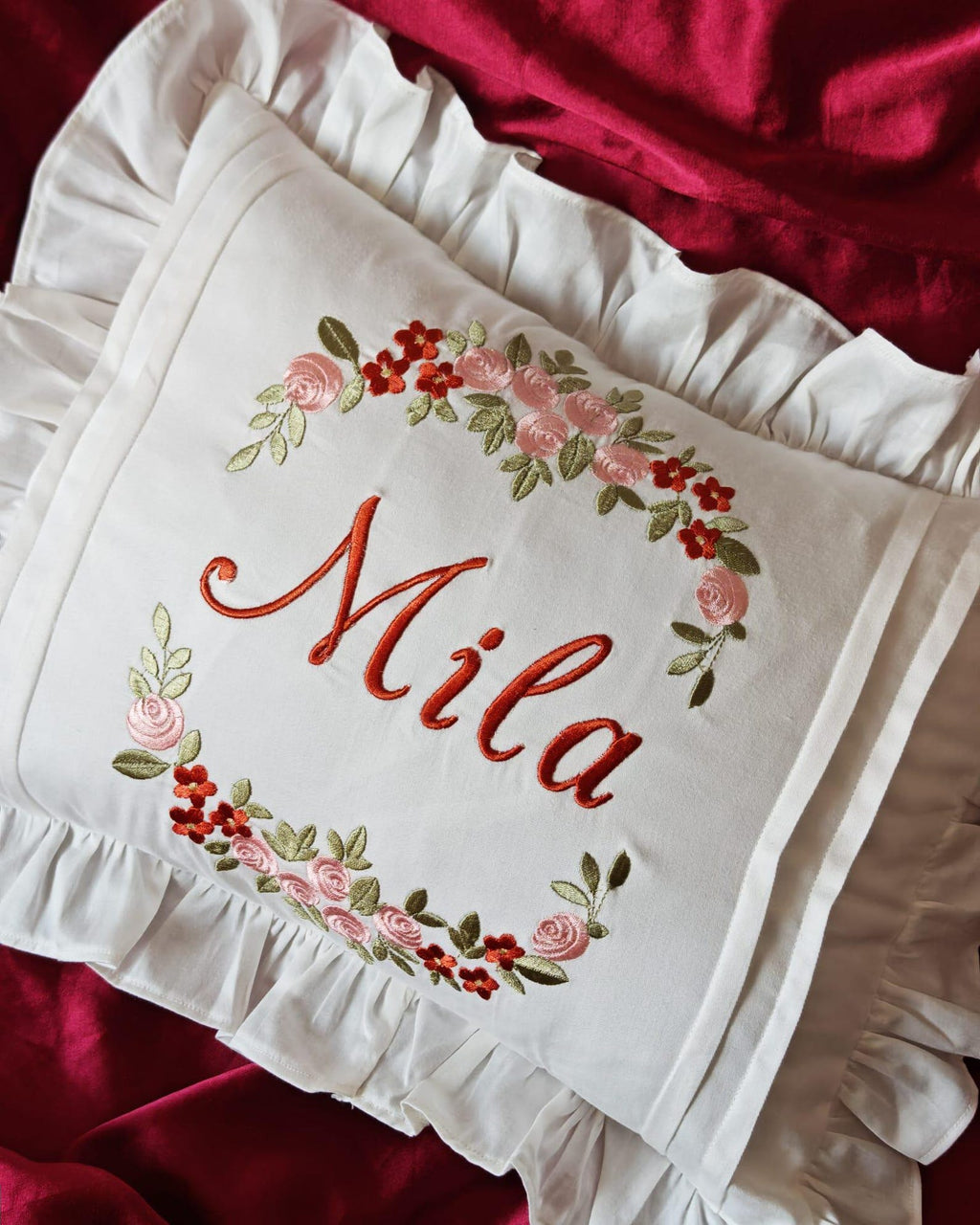 Flockenherz® Personalisierter Kissenbezug fürs Kinderzimmer (30 x 40 cm) aus Bio-Baumwoll-Satin mit Verstecktem Reißverschluss – Handgestickter Namen-Kissenbezug mit Blumenmotiv