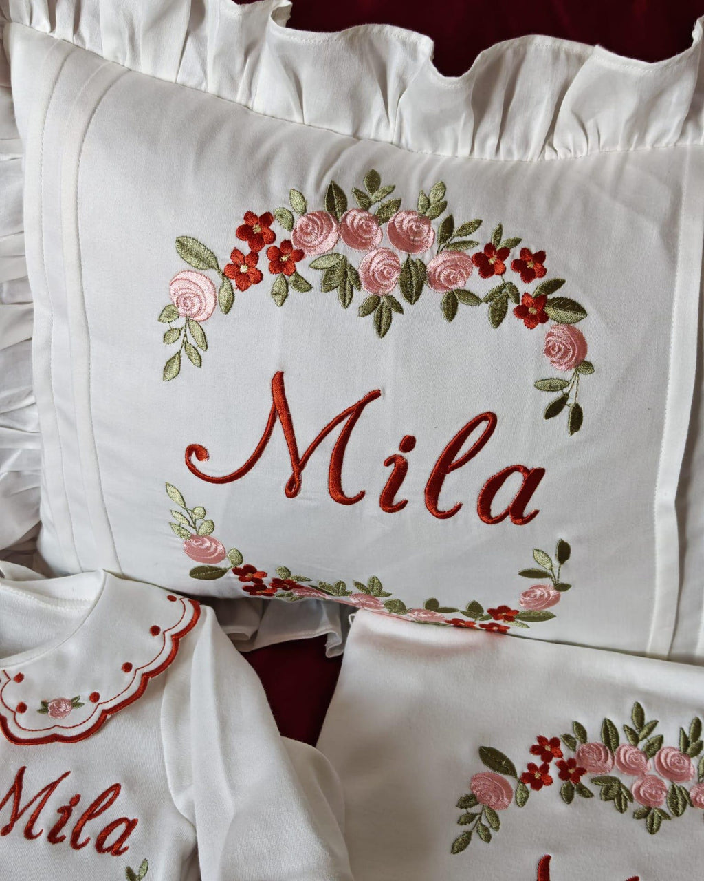 Flockenherz® Personalisierter Kissenbezug fürs Kinderzimmer (30 x 40 cm) aus Bio-Baumwoll-Satin mit Verstecktem Reißverschluss – Handgestickter Namen-Kissenbezug mit Blumenmotiv