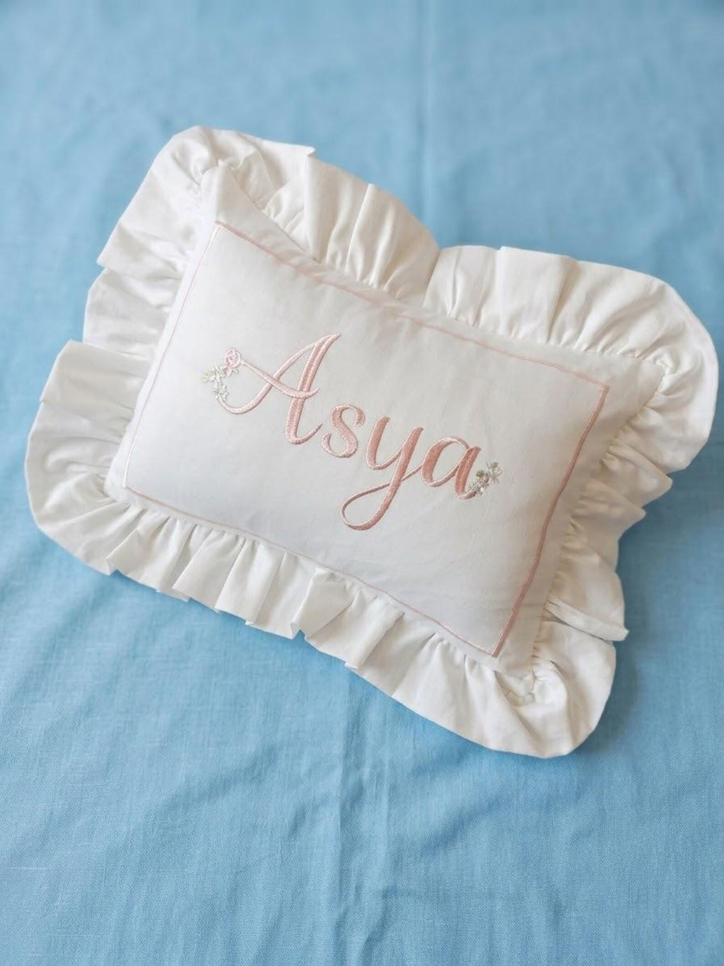 Flockenherz® Personalisierter Kissenbezug fürs Kinderzimmer (30 x 40 cm) aus Bio-Baumwoll-Satin mit Verstecktem Reißverschluss – Handgestickter Namen-Kissenbezug mit Blumenmotiv