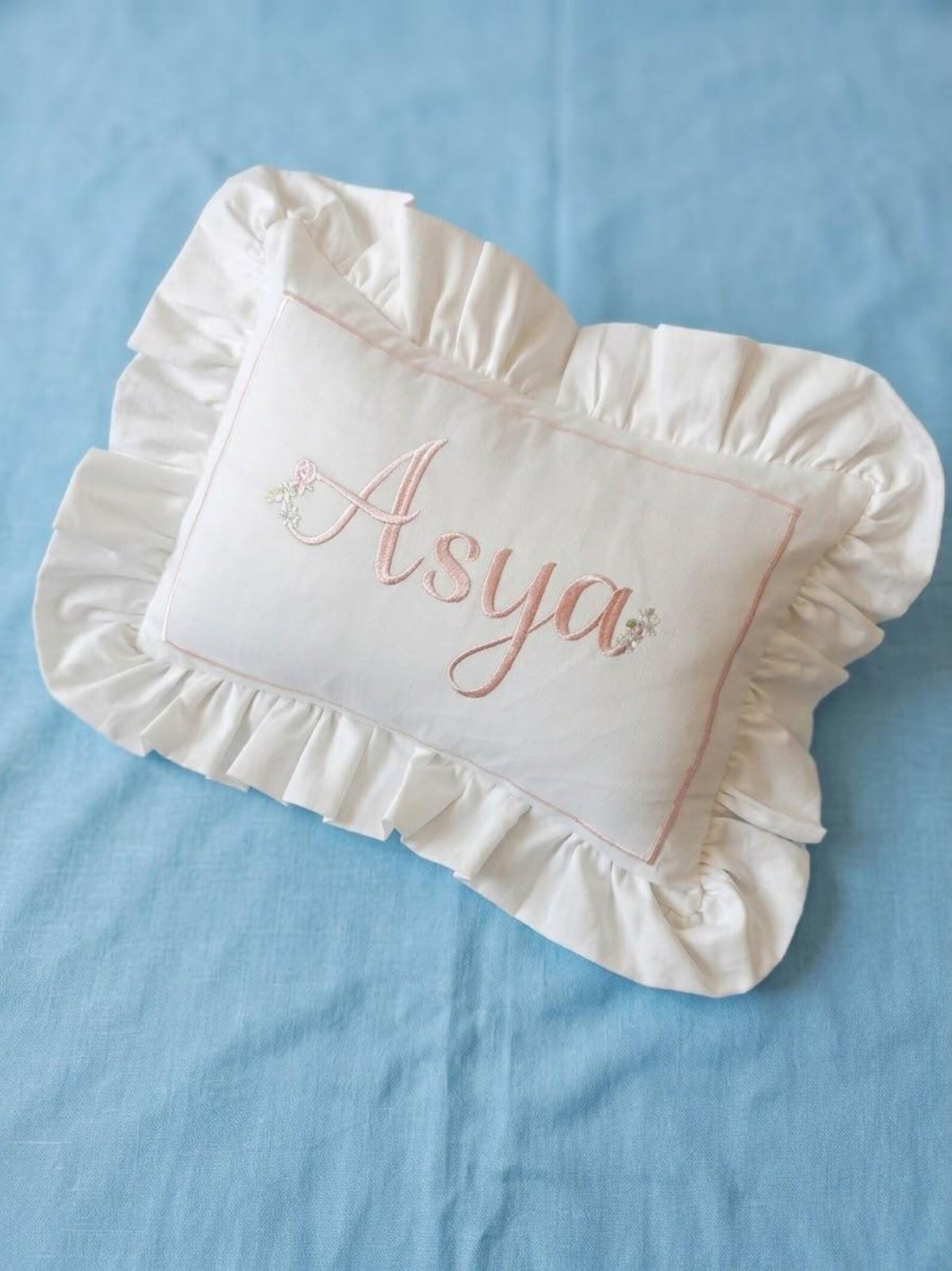 Flockenherz® Personalisierter Kissenbezug fürs Kinderzimmer (30 x 40 cm) aus Bio-Baumwoll-Satin mit Verstecktem Reißverschluss – Handgestickter Namen-Kissenbezug mit Blumenmotiv