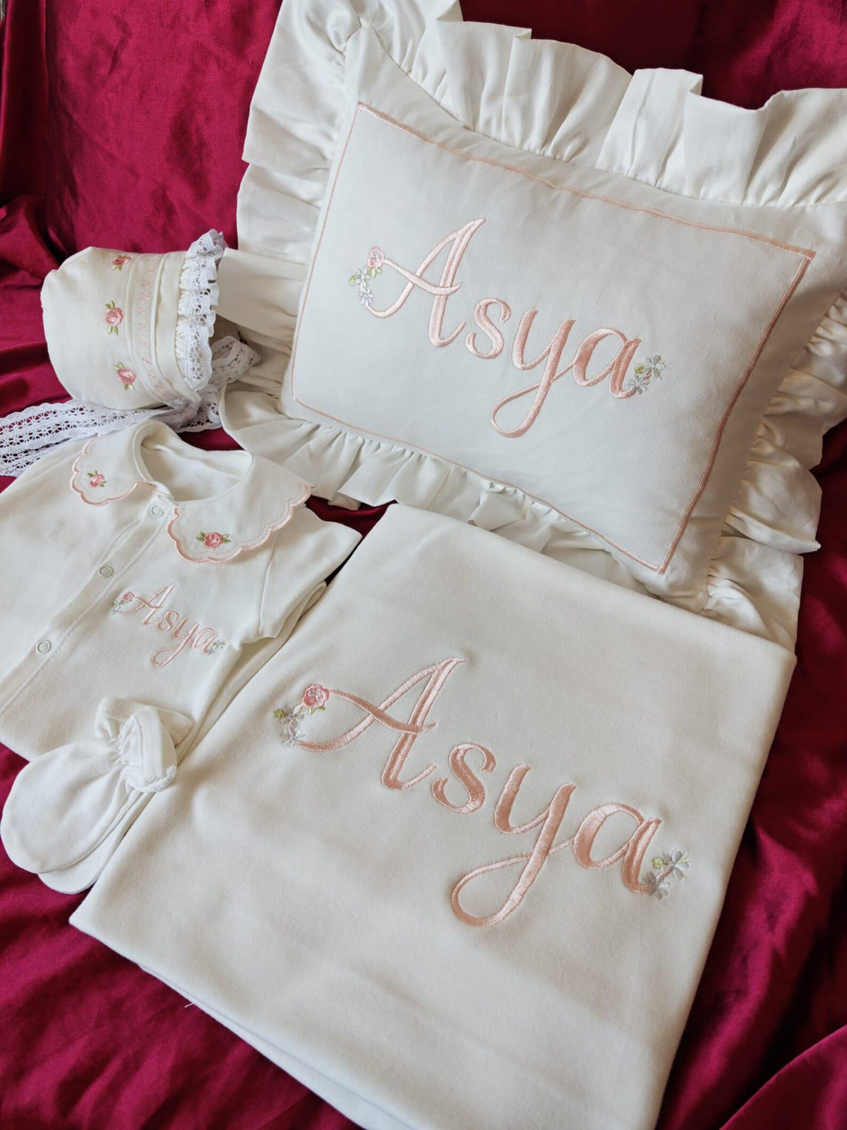 Flockenherz® Personalisierter Kissenbezug fürs Kinderzimmer (30 x 40 cm) aus Bio-Baumwoll-Satin mit Verstecktem Reißverschluss – Handgestickter Namen-Kissenbezug mit Blumenmotiv