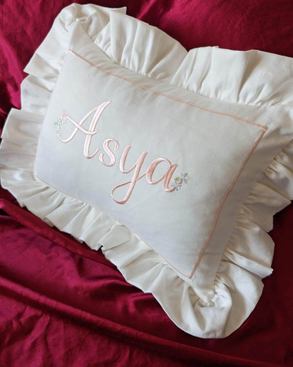 Flockenherz® Personalisierter Kissenbezug fürs Kinderzimmer (30 x 40 cm) aus Bio-Baumwoll-Satin mit Verstecktem Reißverschluss – Handgestickter Namen-Kissenbezug mit Blumenmotiv