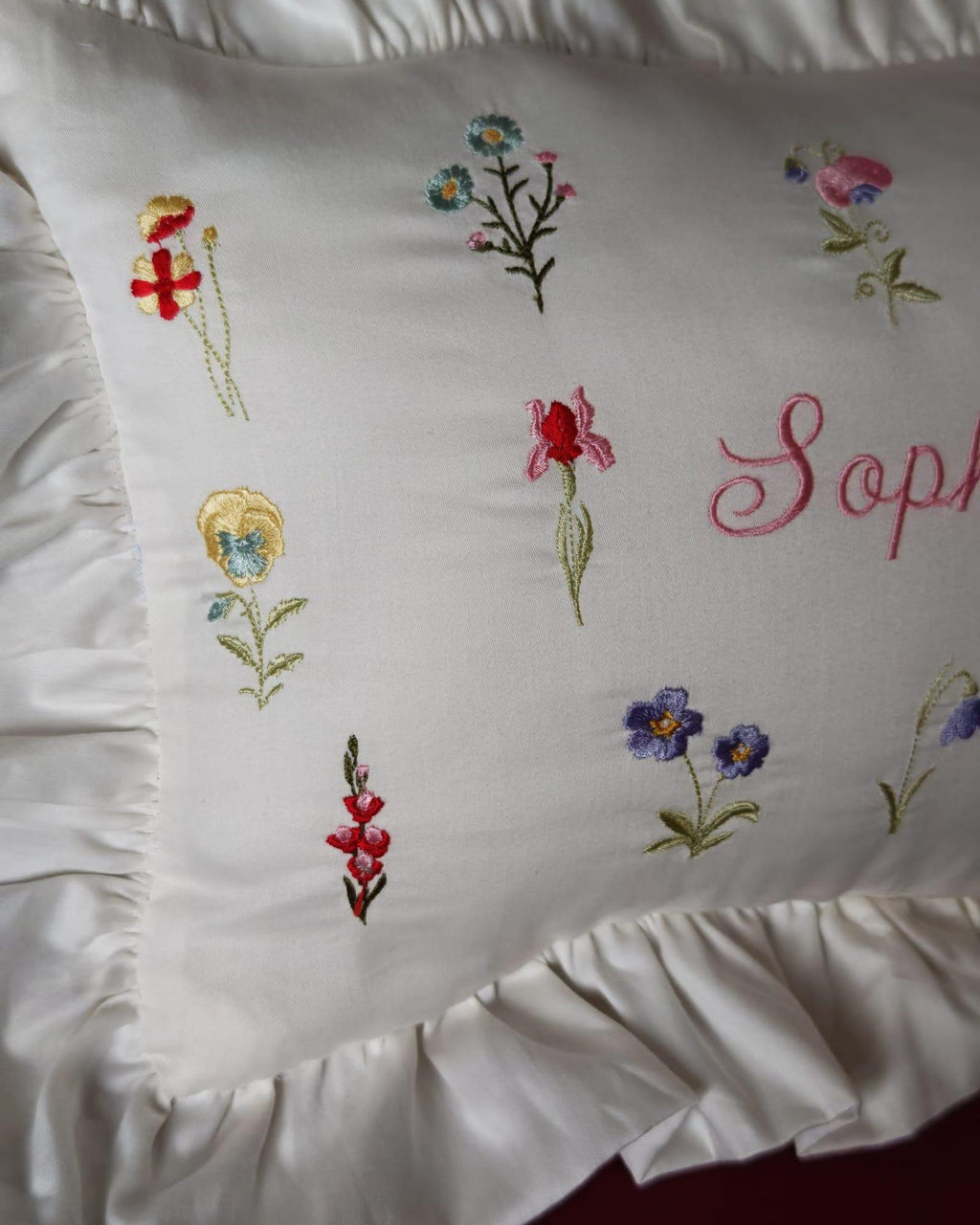 Flockenherz® Personalisierter Kissenbezug fürs Kinderzimmer (30 x 40 cm) aus Bio-Baumwoll-Satin mit Verstecktem Reißverschluss – Handgestickter Namen-Kissenbezug mit Blumenmotiv