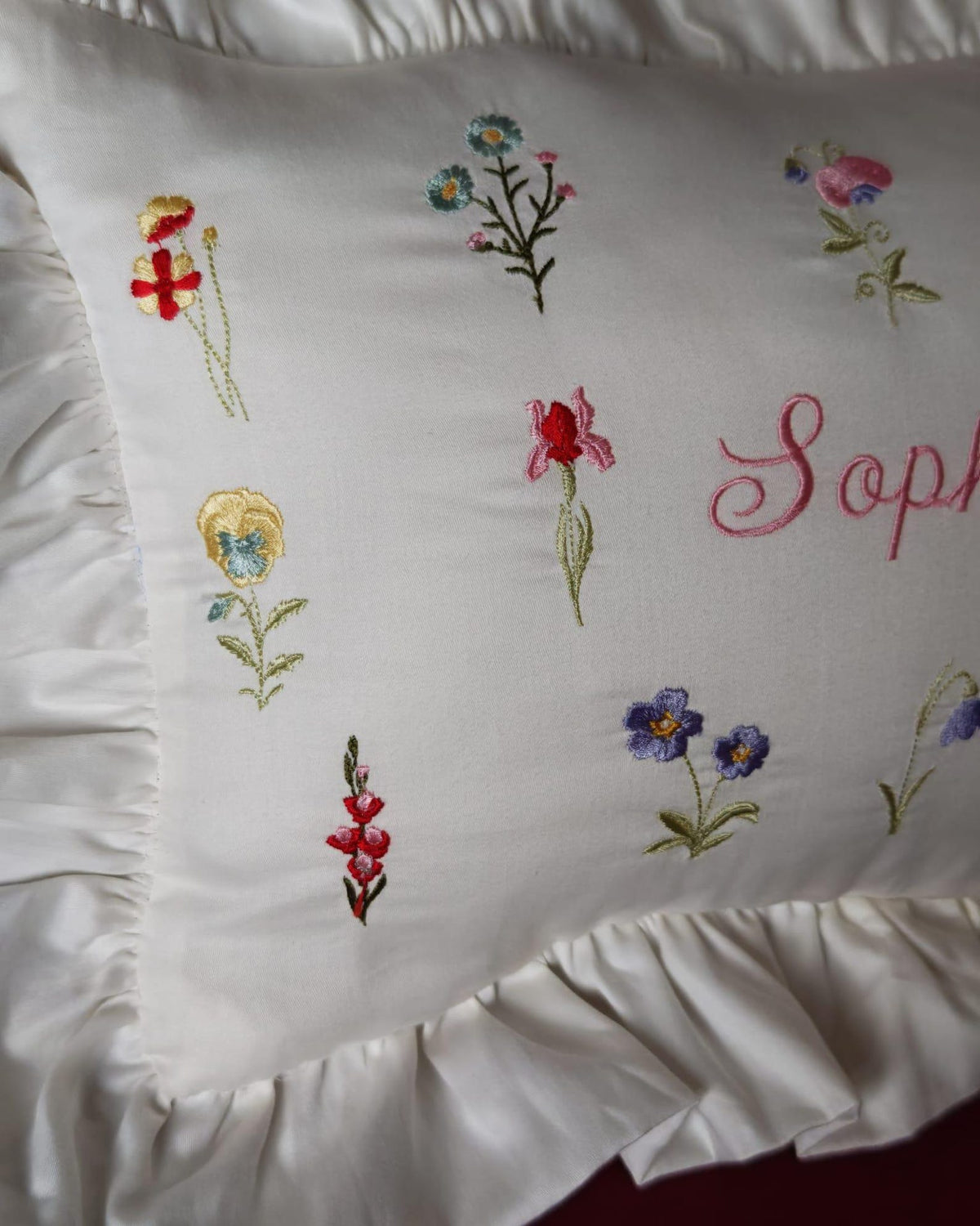 Flockenherz® Personalisierter Kissenbezug fürs Kinderzimmer (30 x 40 cm) aus Bio-Baumwoll-Satin mit Verstecktem Reißverschluss – Handgestickter Namen-Kissenbezug mit Blumenmotiv