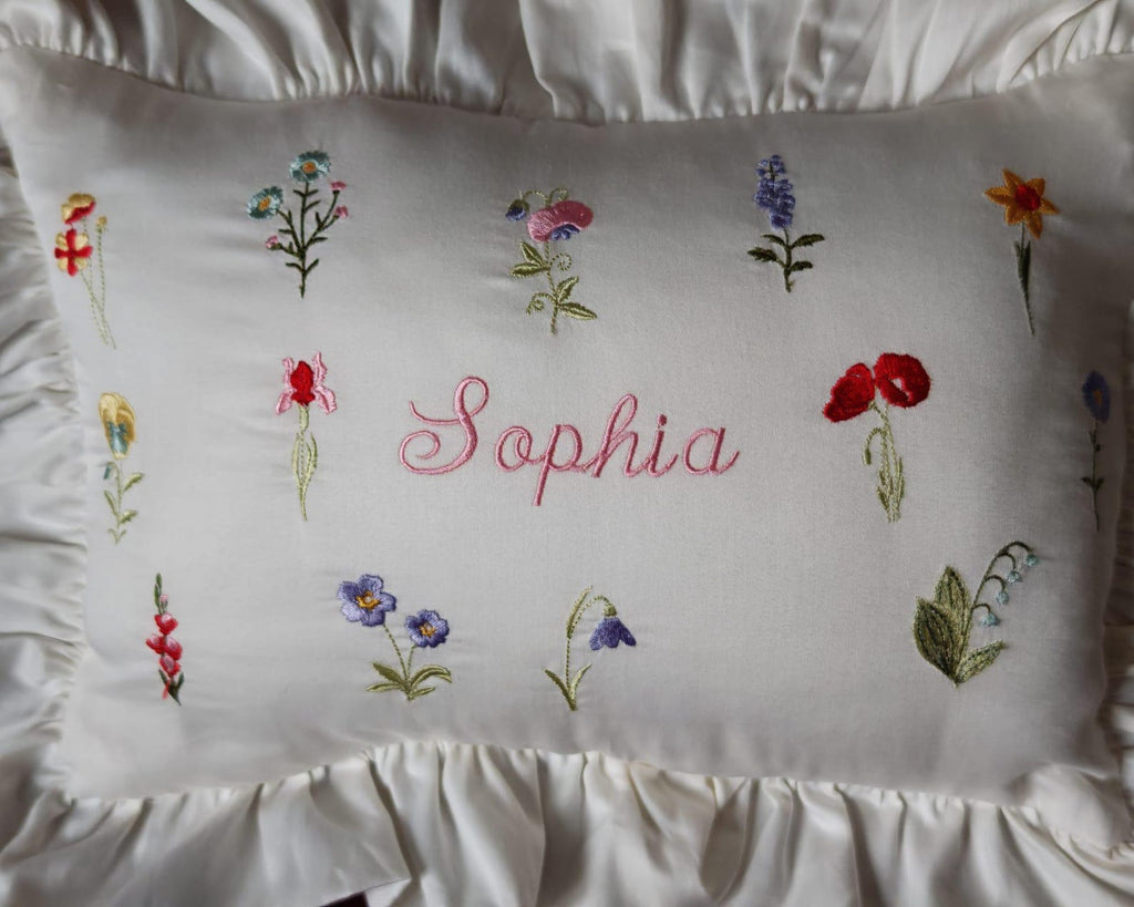 Flockenherz® Personalisierter Kissenbezug fürs Kinderzimmer (30 x 40 cm) aus Bio-Baumwoll-Satin mit Verstecktem Reißverschluss – Handgestickter Namen-Kissenbezug mit Blumenmotiv