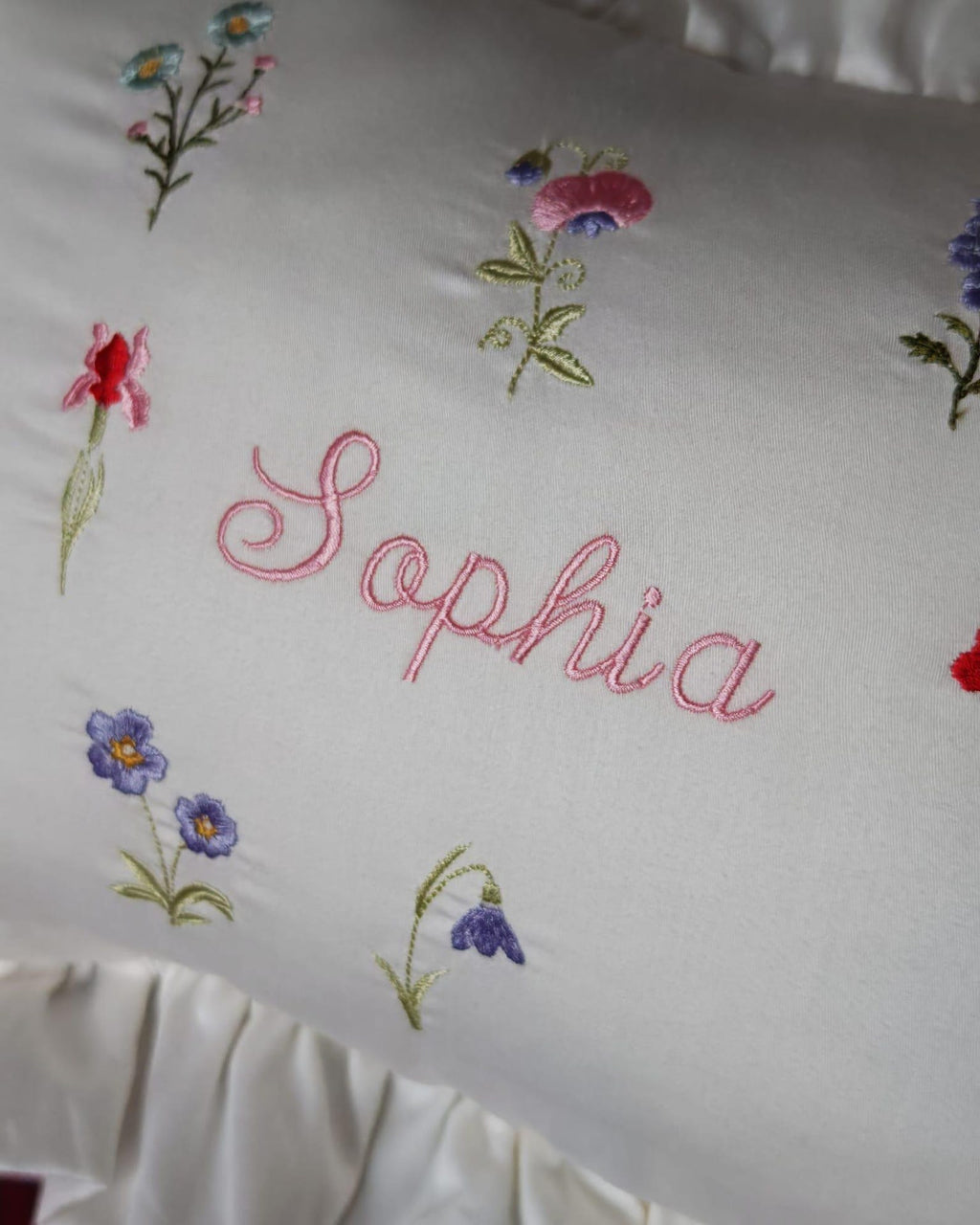 Flockenherz® Personalisierter Kissenbezug fürs Kinderzimmer (30 x 40 cm) aus Bio-Baumwoll-Satin mit Verstecktem Reißverschluss – Handgestickter Namen-Kissenbezug mit Blumenmotiv
