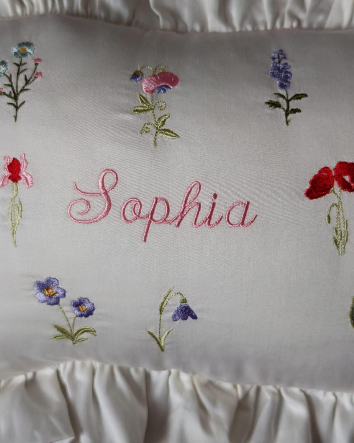 Flockenherz® Personalisierter Kissenbezug fürs Kinderzimmer (30 x 40 cm) aus Bio-Baumwoll-Satin mit Verstecktem Reißverschluss – Handgestickter Namen-Kissenbezug mit Blumenmotiv