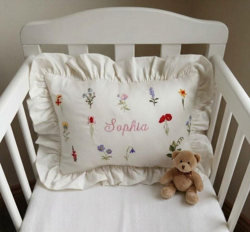 Flockenherz® Personalisierter Kissenbezug fürs Kinderzimmer (30 x 40 cm) aus Bio-Baumwoll-Satin mit Verstecktem Reißverschluss – Handgestickter Namen-Kissenbezug mit Blumenmotiv