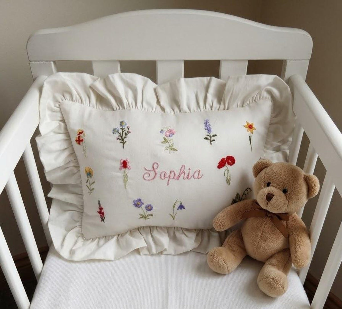 Flockenherz® Personalisierter Kissenbezug fürs Kinderzimmer (30 x 40 cm) aus Bio-Baumwoll-Satin mit Verstecktem Reißverschluss – Handgestickter Namen-Kissenbezug mit Blumenmotiv