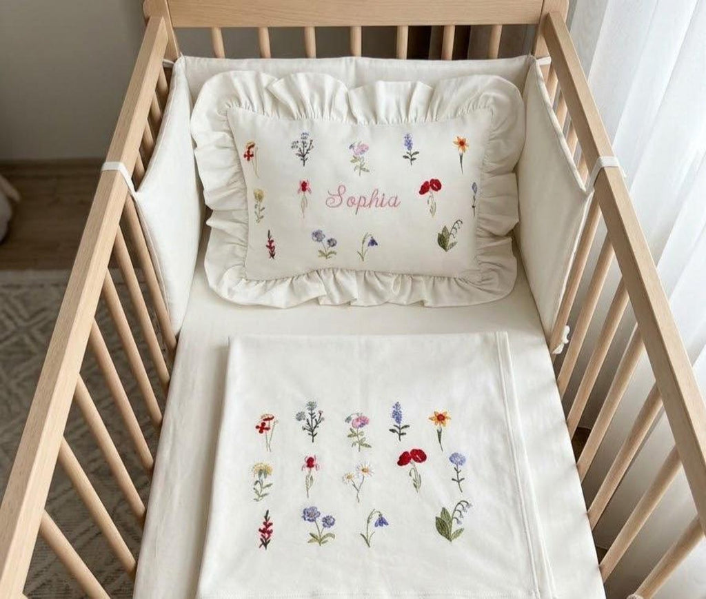 Flockenherz® Personalisierter Kissenbezug fürs Kinderzimmer (30 x 40 cm) aus Bio-Baumwoll-Satin mit Verstecktem Reißverschluss – Handgestickter Namen-Kissenbezug mit Blumenmotiv