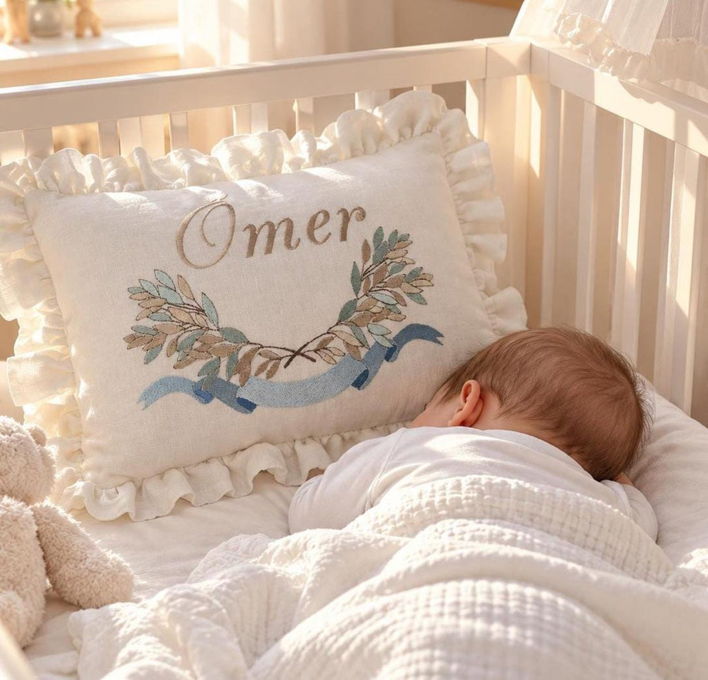 Flockenherz® Personalisierter Kissenbezug fürs Kinderzimmer (30 x 40 cm) aus Bio-Baumwoll-Satin mit Verstecktem Reißverschluss – Handgestickter Namen-Kissenbezug mit Blumenmotiv