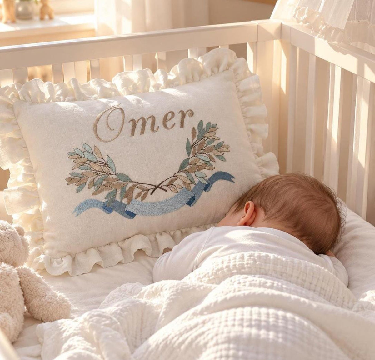 Flockenherz® Personalisierter Kissenbezug fürs Kinderzimmer (30 x 40 cm) aus Bio-Baumwoll-Satin mit Verstecktem Reißverschluss – Handgestickter Namen-Kissenbezug mit Blumenmotiv