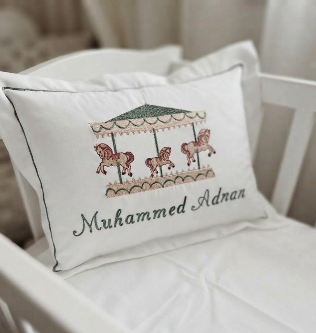 Flockenherz® Personalisierter Kissenbezug fürs Kinderzimmer (30 x 40 cm) aus Bio-Baumwoll-Satin – Handgestickter Namen-Kissenbezug mit Blumenmotiv