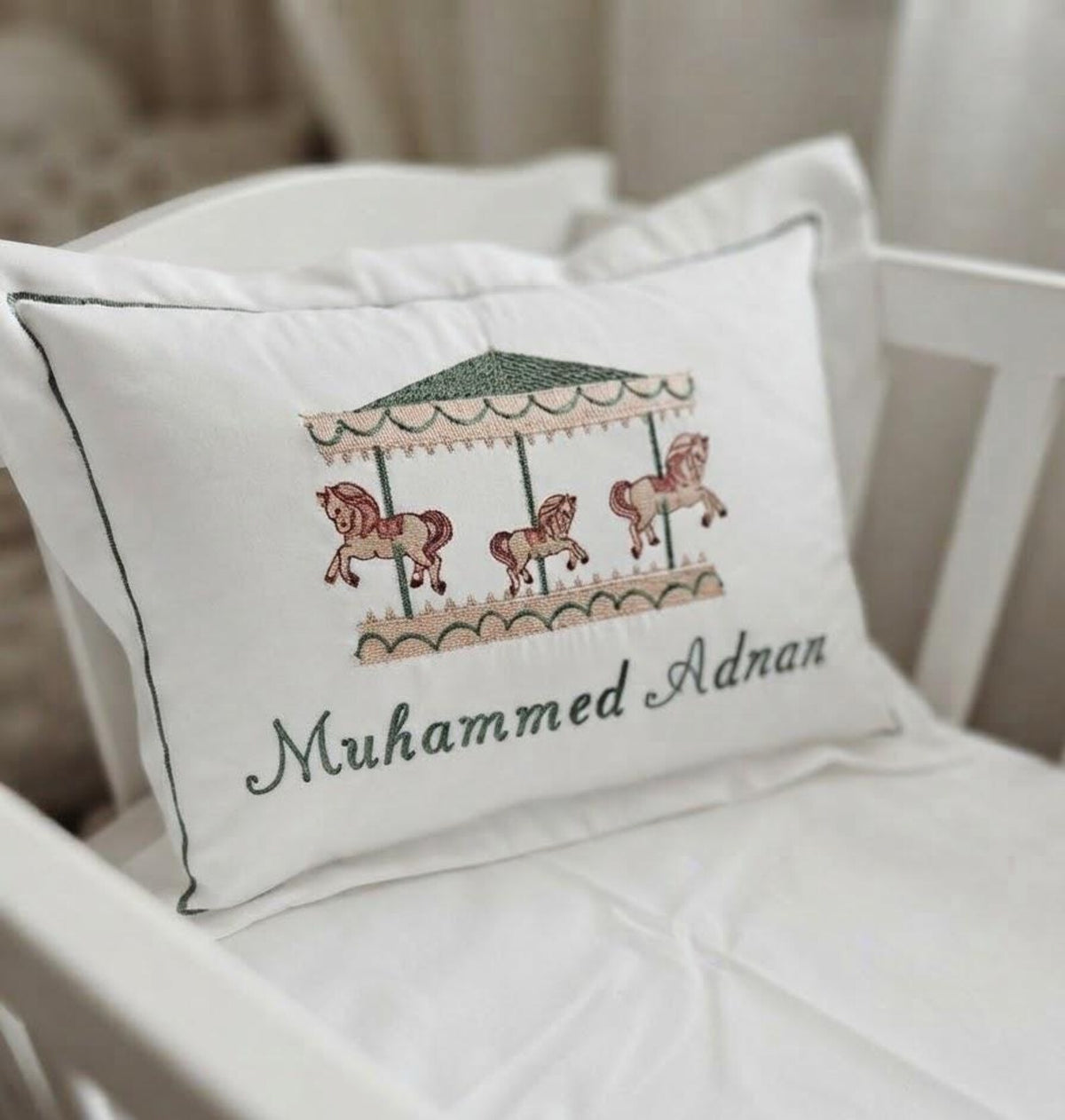 Flockenherz® Personalisierter Kissenbezug fürs Kinderzimmer (30 x 40 cm) aus Bio-Baumwoll-Satin – Handgestickter Namen-Kissenbezug mit Blumenmotiv