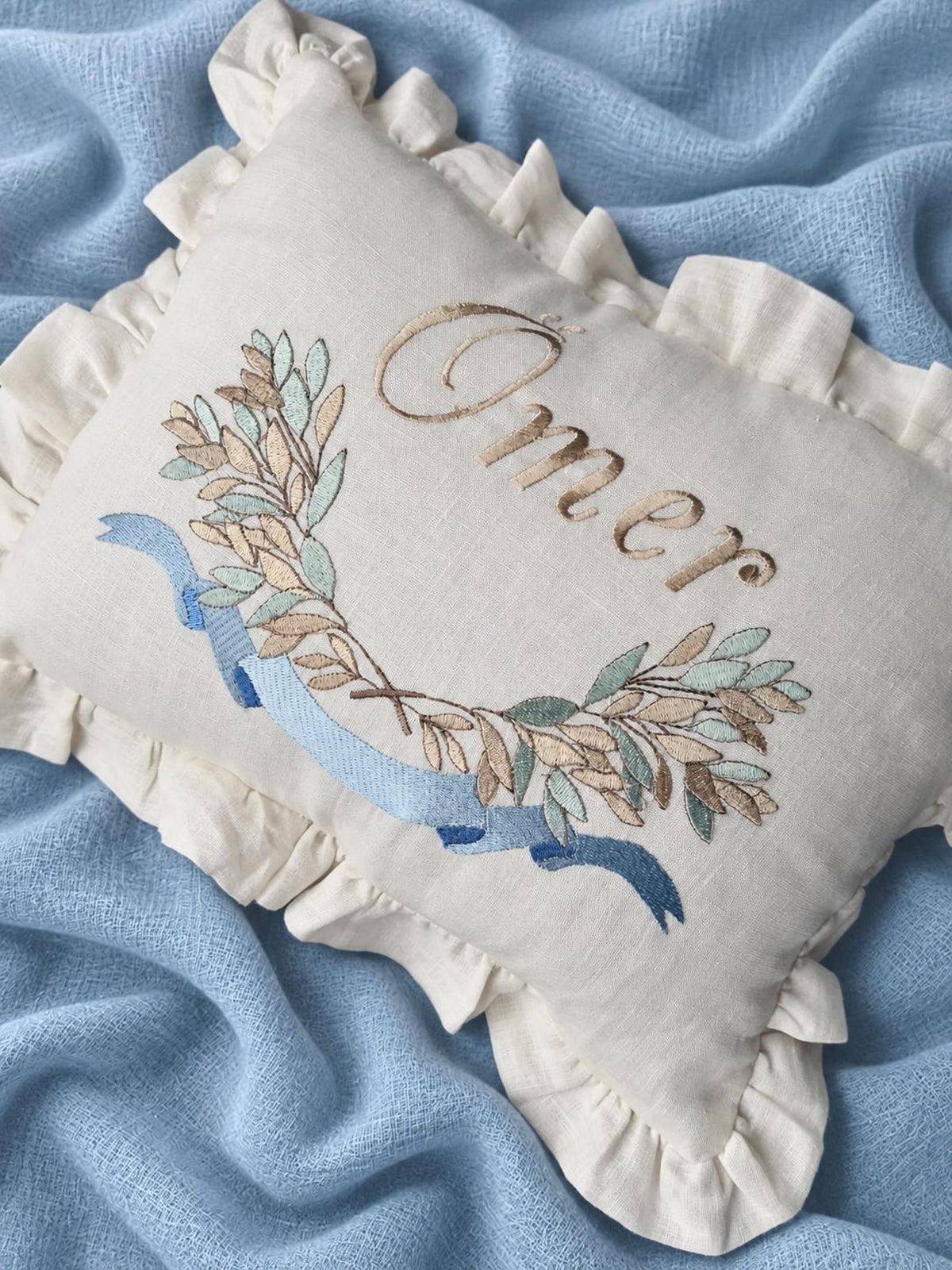 Flockenherz® Personalisierter Kissenbezug fürs Kinderzimmer (30 x 40 cm) aus Bio-Baumwoll-Satin mit Verstecktem Reißverschluss – Handgestickter Namen-Kissenbezug mit Blumenmotiv