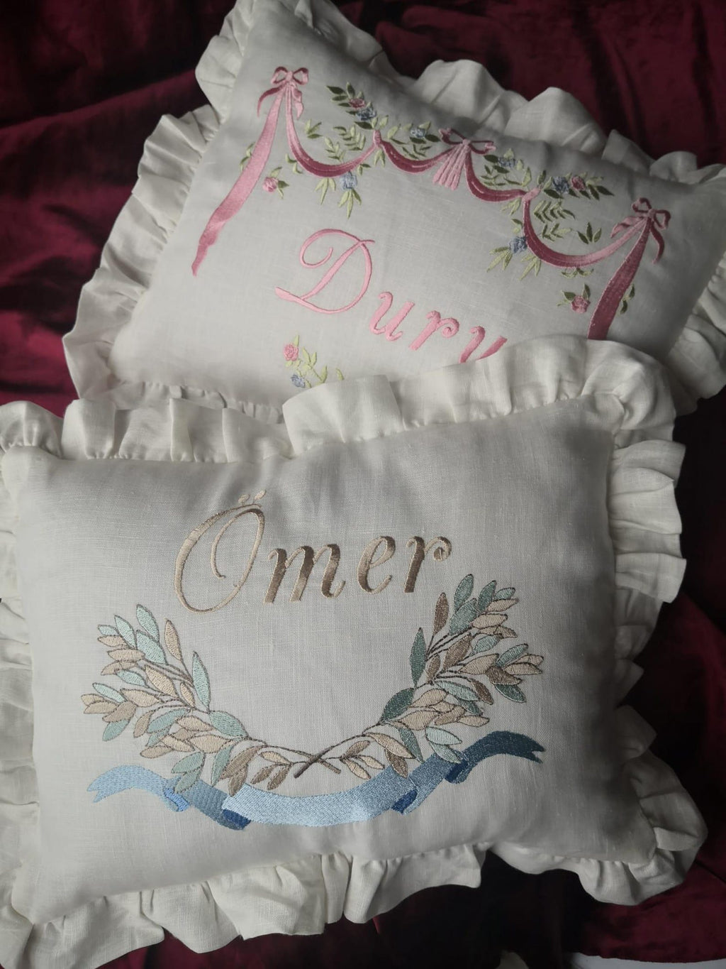 Flockenherz® Personalisierter Kissenbezug fürs Kinderzimmer (30 x 40 cm) aus Bio-Baumwoll-Satin mit Verstecktem Reißverschluss – Handgestickter Namen-Kissenbezug mit Blumenmotiv