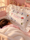 Flockenherz® Personalisierter Kissenbezug fürs Kinderzimmer (30 x 40 cm) aus Bio-Baumwoll-Satin mit Verstecktem Reißverschluss – Handgestickter Namen-Kissenbezug mit Blumenmotiv