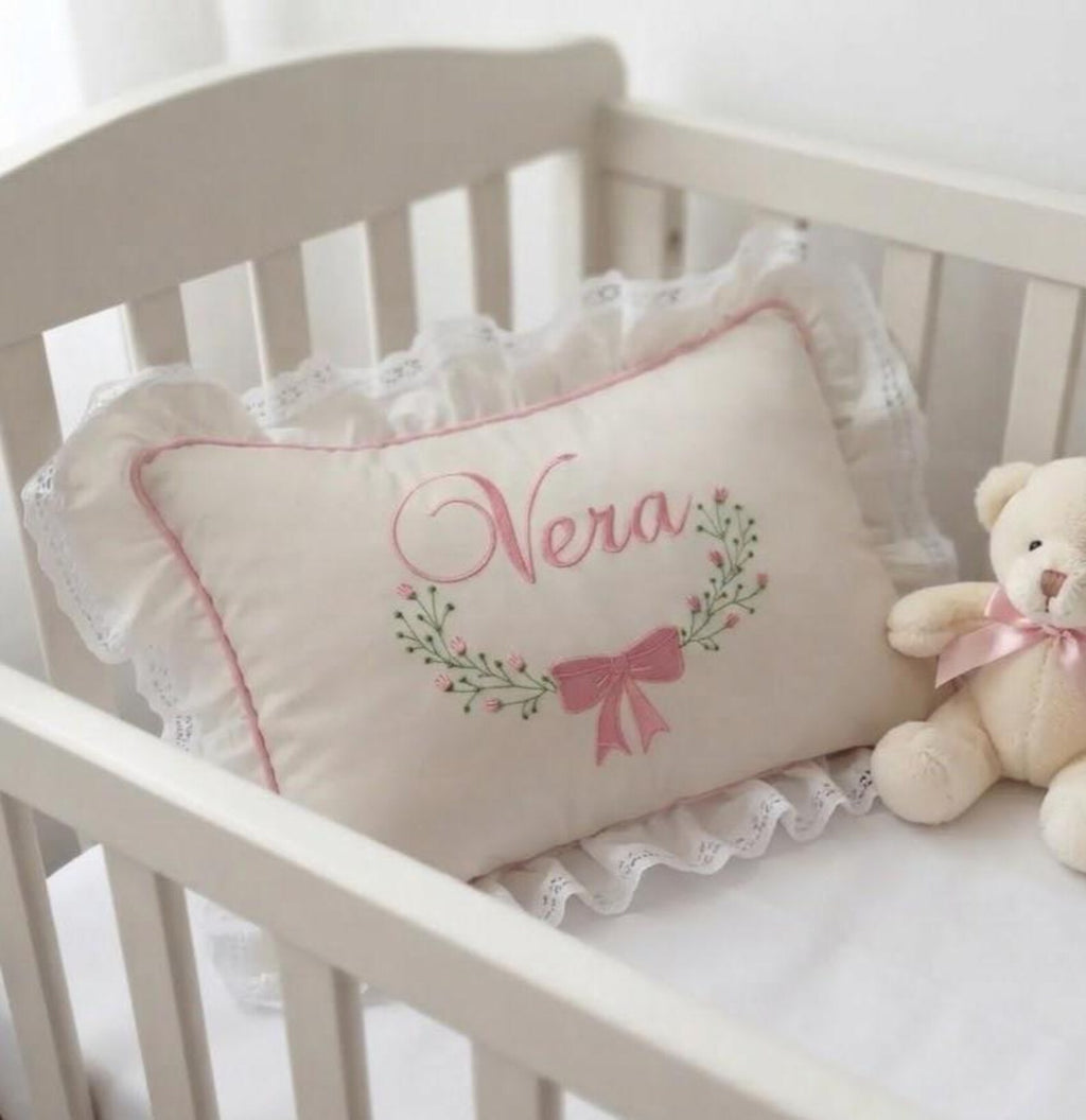 Flockenherz® Personalisierter Kissenbezug fürs Kinderzimmer (30 x 40 cm) aus Bio-Baumwoll-Satin mit Verstecktem Reißverschluss – Handgestickter Namen-Kissenbezug mit Blumenmotiv