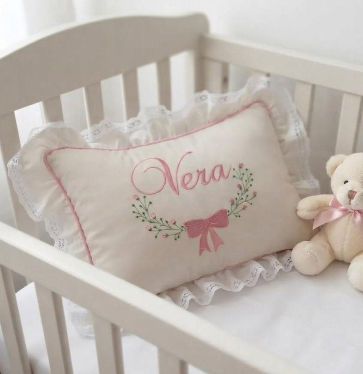 Flockenherz® Personalisierter Kissenbezug fürs Kinderzimmer (30 x 40 cm) aus Bio-Baumwoll-Satin mit Verstecktem Reißverschluss – Handgestickter Namen-Kissenbezug mit Blumenmotiv